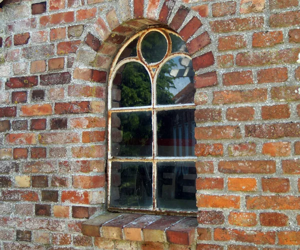 방앗간 창문이야 그것은 아치와 유리판 녹슬어 있습니다 프리슬란트의 — 스톡 사진