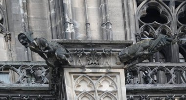 Almanya 'daki Köln Katedrali' nde Gargoyles. Solda bir cadı ve sağda bir canavar.
