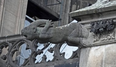 Almanya 'daki Köln Katedrali' nde modern bir heykel. Bu kesinlikle eski bir kayıp olanı değiştirmek için yapılmış..