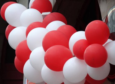 Barın ön cephesinde kırmızı ve beyaz balonlar. Bunlar Köln 'ün renkleri. Karnaval zamanı bu renkleri her yerde görürsünüz.. 