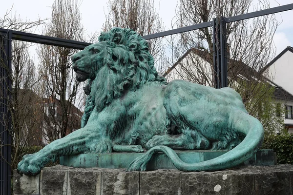 Bad Lippspringe, Almanya - 14 Nisan 2022 Bu bronz aslan bir zamanlar Hanover 'deki bir savaş anıtının parçasıydı. 2. Dünya Savaşı 'nda eritilmesi gerekiyordu. Savaştan sonra bulundu ve Bad Lippspringe 'e yerleştirildi. Bir aslan daha kaybetmişti.