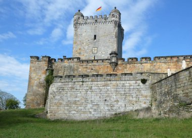 Bad Bentheim, Almanya - 22 Nisan 2022. Bentheim Kalesi ya da Burg Bentheim, Almanya 'nın Aşağı Saksonya eyaletinde yer alan bir ortaçağ şatosu. Şatodan ilk olarak 11. yüzyılda bahsedilir. Yapı malzemesi Bentheimer kumtaşıdır.