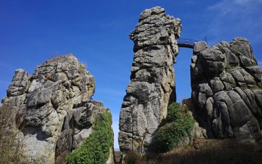 Externsteine, Kuzey Ren-Vestfalya 'nın Horn-Bad Meinberg kenti yakınlarındaki Teutoburg Ormanı' nda bulunan belirgin bir kum taşı oluşumudur. Bu oluşum, birkaç kaya sütunun yöneticisidir.