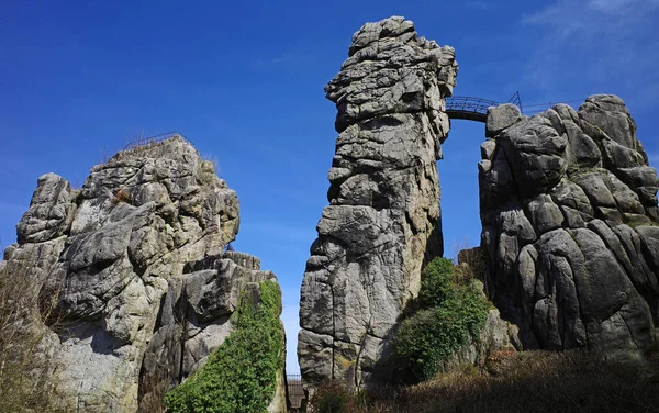Externsteine, Kuzey Ren-Vestfalya 'nın Horn-Bad Meinberg kenti yakınlarındaki Teutoburg Ormanı' nda bulunan belirgin bir kum taşı oluşumudur. Bu oluşum, birkaç kaya sütunun yöneticisidir.
