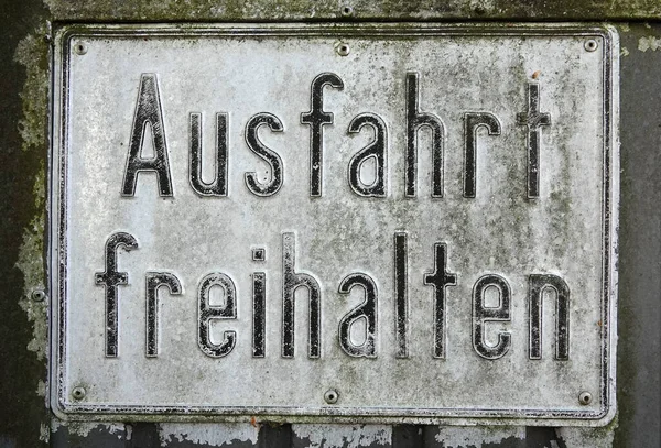 Detailní Záběr Ošlehanou Bílou Ceduli Nápisem Ausfahrt Freihalten Němčině Což — Stock fotografie