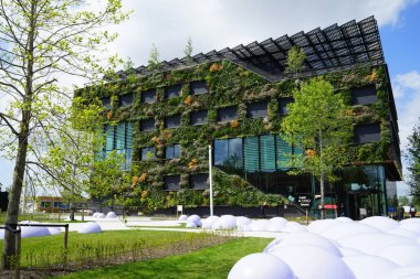 Almere, Hollanda - 11 Mayıs 2022 Floriade - Bu binanın adı Green Lung. Almere, Aeres Uygulamalı Bilimler Üniversitesi 'nin yeni mekanı..