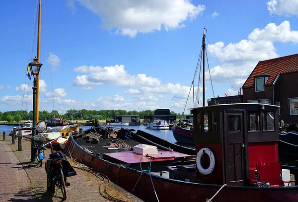 Pituresk Bilde Spakenburgs Gamle Havn Gamle Fiskebåter Sykler Lyktestolpe Alt – stockfoto