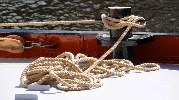 Egy Kötélhalom Egy Hajó Fedélzetén Egy Bollardhoz Van Kötve Egy — Stock Fotó