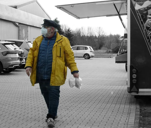 Şapkalı Sarı Yağmurluklu Bir Adam Enfeksiyon Riski Olduğu Zamanlarda Alışverişe — Stok fotoğraf
