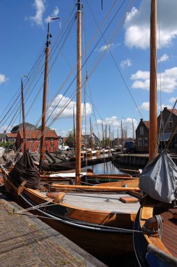 Eski tarihi ahşap balıkçı tekneleri birbiri ardına demirlemiş. Bunlar geleneksel Hollanda botları. Hollanda, Bunschoten-Spakenburg 'da güneşli bir gün. Bu kasaba geçmişte önemli bir balıkçı limanıydı.