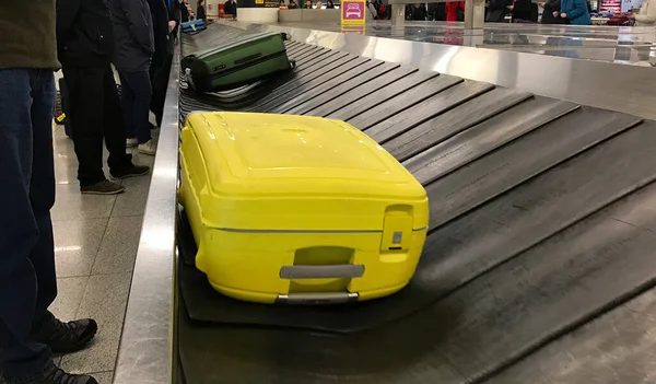 Lisbon Portugal March 2017 Yellow Suitcase Conveyor Belt Lisbon Airport — Stockfoto