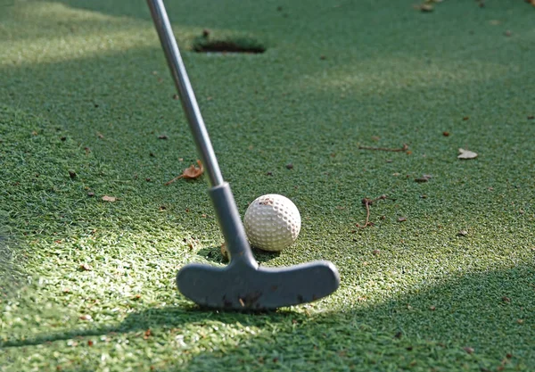 Kulüp Küçük Bir Golf Maçı Sırasında Topa Vurmak Üzere — Stok fotoğraf
