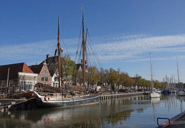 Hollanda, Harlingen 'in limanlarından birine bakın. Adı Noorderhaven (Kuzey limanı))