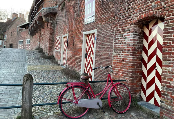 Detalhe Portão Medieval Chamado Koppelpoort Amersfoort Holanda Uma Bicicleta Vermelha — Fotografia de Stock