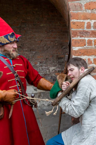 2021年俄罗斯莫斯科- 2021年9月19日：17世纪历史文化节。克鲁蒂斯基农场的历史重建。身着历史服装的士兵抓获了一名间谍. — 图库照片