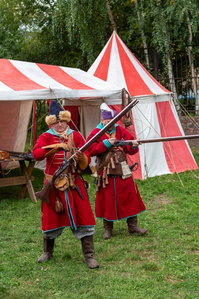 Moscou Russie - 19 septembre 2021 : Festival historique Cour du XVIIe siècle. Reconstruction historique de la ferme Krutitsky. Les Archers préparent leurs canons pour tirer.. — Photo