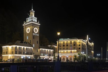 Rusya Soçi Adler - 16 Ekim 2021: Rosa Khutor Ski Resort. Aydınlatma açık olan belediye binasının gece manzarası.
