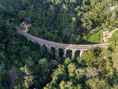 Sri Lanka. Cazibe, yoğun bir tropikal ormanın ortasında yer alan eski dokuz kemerli Demodara Köprüsü. Bir İHA 'yla havadan ateş etmek. Güneşli bir gün, gün batımı.