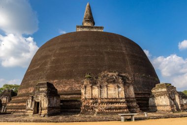 Sri Lanka. Antik Polonnaruwa şehri. Rankoth Vehera Stupa. Güneşli bir günde çekilen açık mavi gökyüzü.