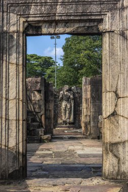 Sri Lanka. Antik Polonnaruwa şehri. Tarihi arkeolojik simgeler. Güneşli bir gün.