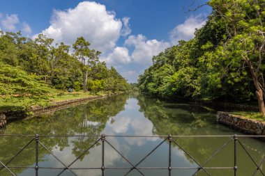 Sri Lanka. Sigirya Dambulla. En ünlü cazibe Aslan Kayası. Savunma hendekleri suyla dolu..
