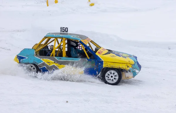 Moscou Russie - 23 janvier 2022 : Autosport. Course de voiture d'hiver pour la survie. Voitures de course sur la piste dans la neige. — Photo