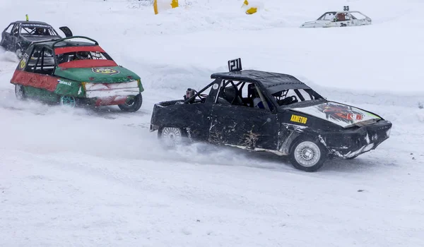 Moscou Rússia - 23 de janeiro de 2022: Autosport. Corrida de carro de inverno para sobrevivência. Carros de corrida na pista na neve. — Fotografia de Stock