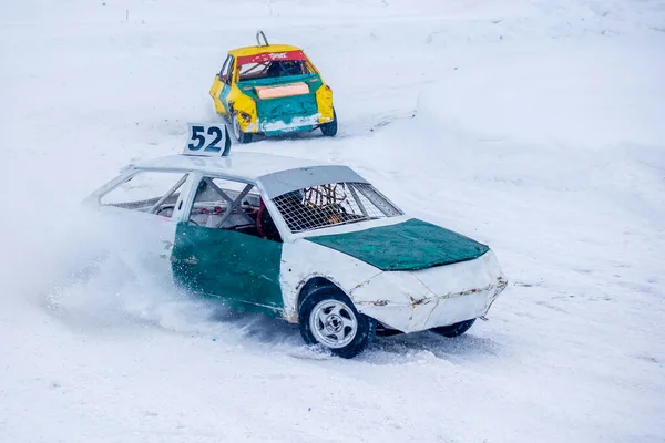 Moscú Rusia - 23 de enero de 2022: Autosport. Carrera de coches de invierno para sobrevivir. Coches de carreras en la pista en la nieve. —  Fotos de Stock