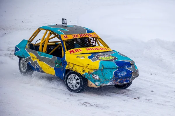 Moscou Rússia - 23 de janeiro de 2022: Autosport. Corrida de carro de inverno para sobrevivência. Carros de corrida na pista na neve. — Fotografia de Stock