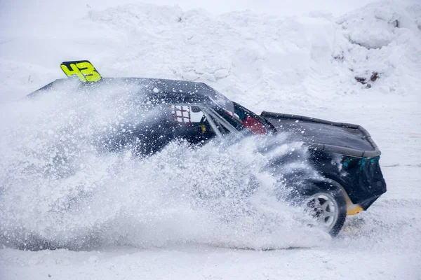 Moskau Russland - 23. Januar 2022: Autosport. Winter-Autorennen ums Überleben. Rennwagen auf der Rennstrecke im Schnee. — Stockfoto