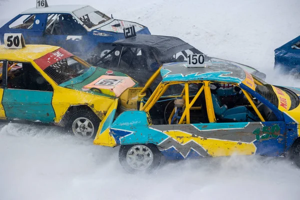 2022年1月23日：俄罗斯：莫斯科。冬季汽车比赛求生.在雪地里的跑道上赛车. — 图库照片