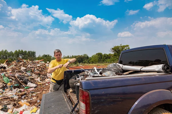 Muž Vyloží Odpadky Dodávky Skládce Odpadků Paraguayi — Stock fotografie