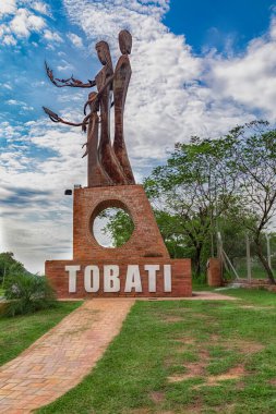 Tobati, Cordillera, Paraguay - 09 Mayıs 2022: Tobati girişinde Tobati harfli heykel güneyden şehre girerken