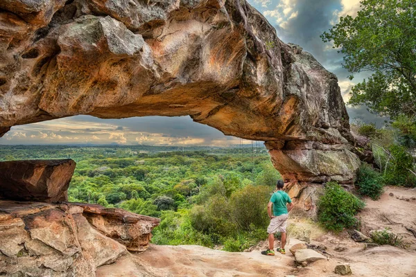 Ένας Άντρας Κάτω Από Την Αψίδα Του Βράχου Στο Cerro — Φωτογραφία Αρχείου