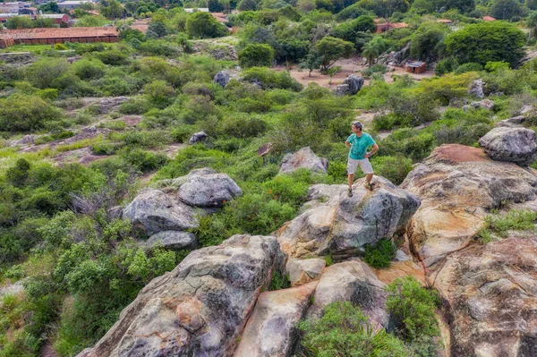 Flygfoto Man Som Står Stenig Platå Tobati Paraguay — Stockfoto