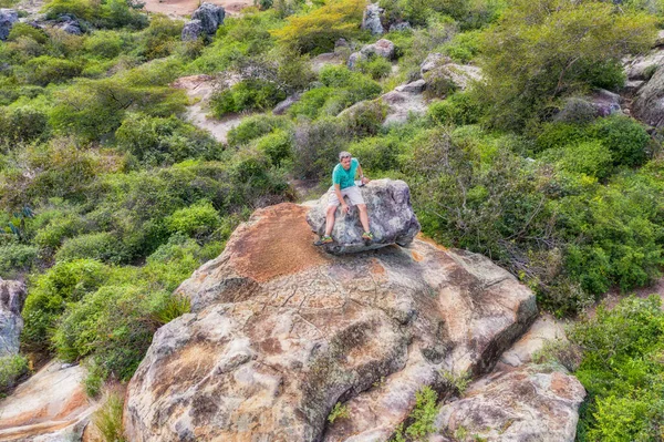 Flygfoto Man Som Sitter Stenig Platå Tobati Paraguay — Stockfoto