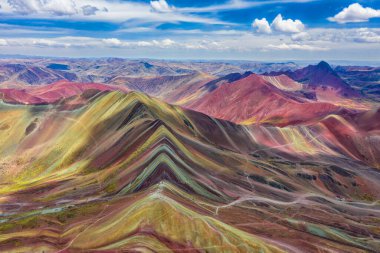 Peru 'daki Gökkuşağı Dağları' nın havadan görünüşü. Ortasında Vinicunca ve arkasında Kızıl Vadi var..