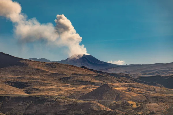 stock image The eruption of the active volcano Sabancaya on September 19, 2022. It has an altitude of 5980 meters and is located near the town of Chivay in the Colca Canyon in Peru.