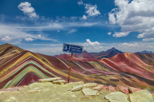 Toppen Regnbågsbergen Står Skylten Med Bergets Höjd Och Namn Vinicunca — Stockfoto