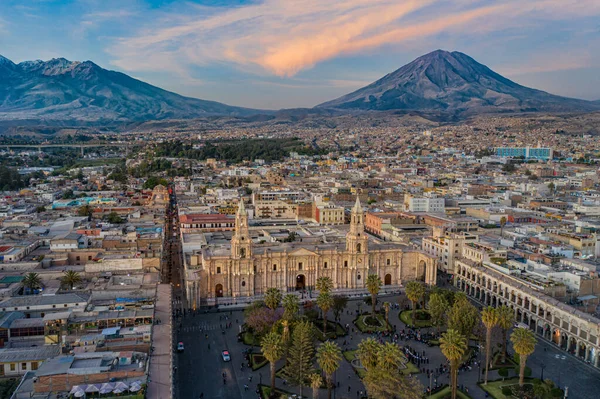 Dron Záběr Plaza Armas Katedrálou Arequipa Sopkou Misti Pozadí Peru — Stock fotografie