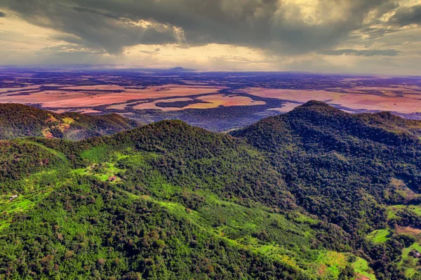 从500米高空俯瞰位于巴拉圭平原以下的Ybytyruzu山脉 — 图库照片