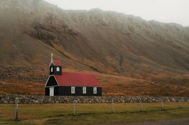 Raudisandur Sahili yakınlarındaki Saurbaejarkirkja Kilisesi, Batı Fiyortları veya Kuzey İzlanda 'daki Westfjords Bölgesi