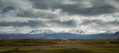 Kar dağlarının panoramik manzarası. Batı İzlanda, Snaefellsnes yarımadası. Sinematik film tonlu görünüm