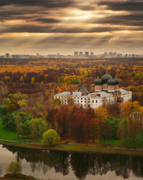 Вид Висоти Осінній Золотий Ліс Церкву Ізмайловському Парку Москві Росія — стокове фото