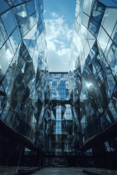 Αφηρημένη Αρχιτεκτονική Κτίριο Σύγχρονου Σχεδιασμού Παράθυρα Καθρέφτη Την Ημέρα — Φωτογραφία Αρχείου