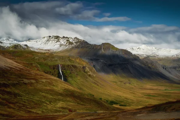 Χιονισμένα Βουνά Στην Ισλανδία Όμορφο Τοπίο Της Φύσης Την Ημέρα — Φωτογραφία Αρχείου