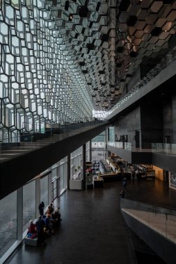 Reykjavik, İzlanda - 21 Eylül 2019: Reykjavik, İzlanda 'daki Harpa Konser Salonu ve Konferans Merkezi