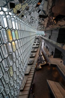 Reykjavik, İzlanda - 21 Eylül 2019: Reykjavik, İzlanda 'daki Harpa Konser Salonu ve Konferans Merkezi