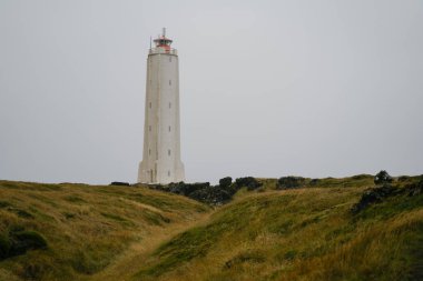 Malarrif deniz feneri batı İzlanda 'da okyanus kıyısındaki uçurumda. Snaefellsnes Yarımadası