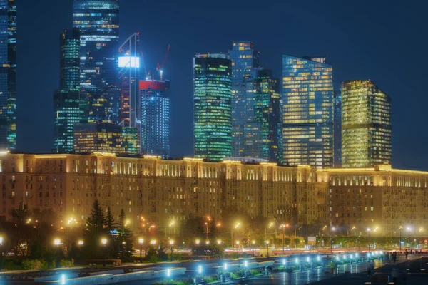 モスクワ ロシアの夜 照明の街モスクワ市 ビジネスセンターの風景です ポクロナヤ ゴラからの眺め ビクトリーパーク — ストック写真